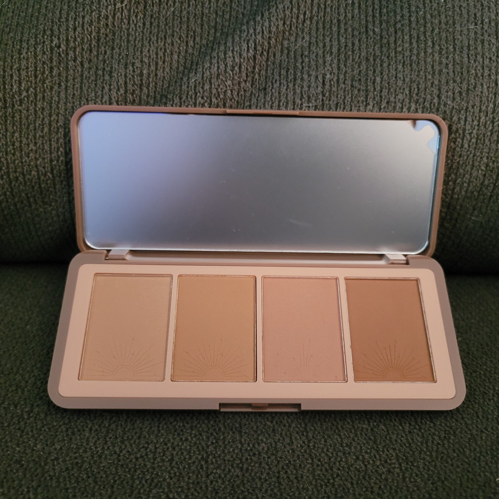 HOT COMMODITY The bronzer Palette *NEW*