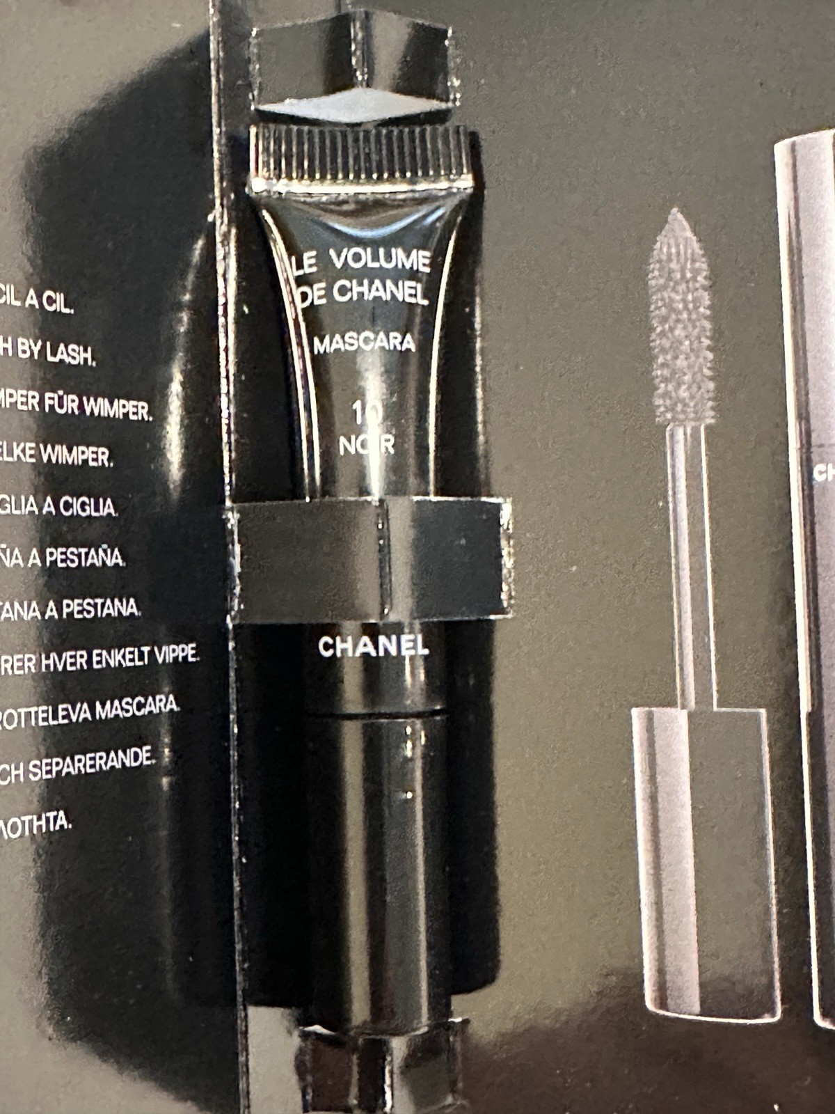 CHANEL 4 of Le Volume De Chanel Black Mascara’s #10 Noir Mini Travel Sample