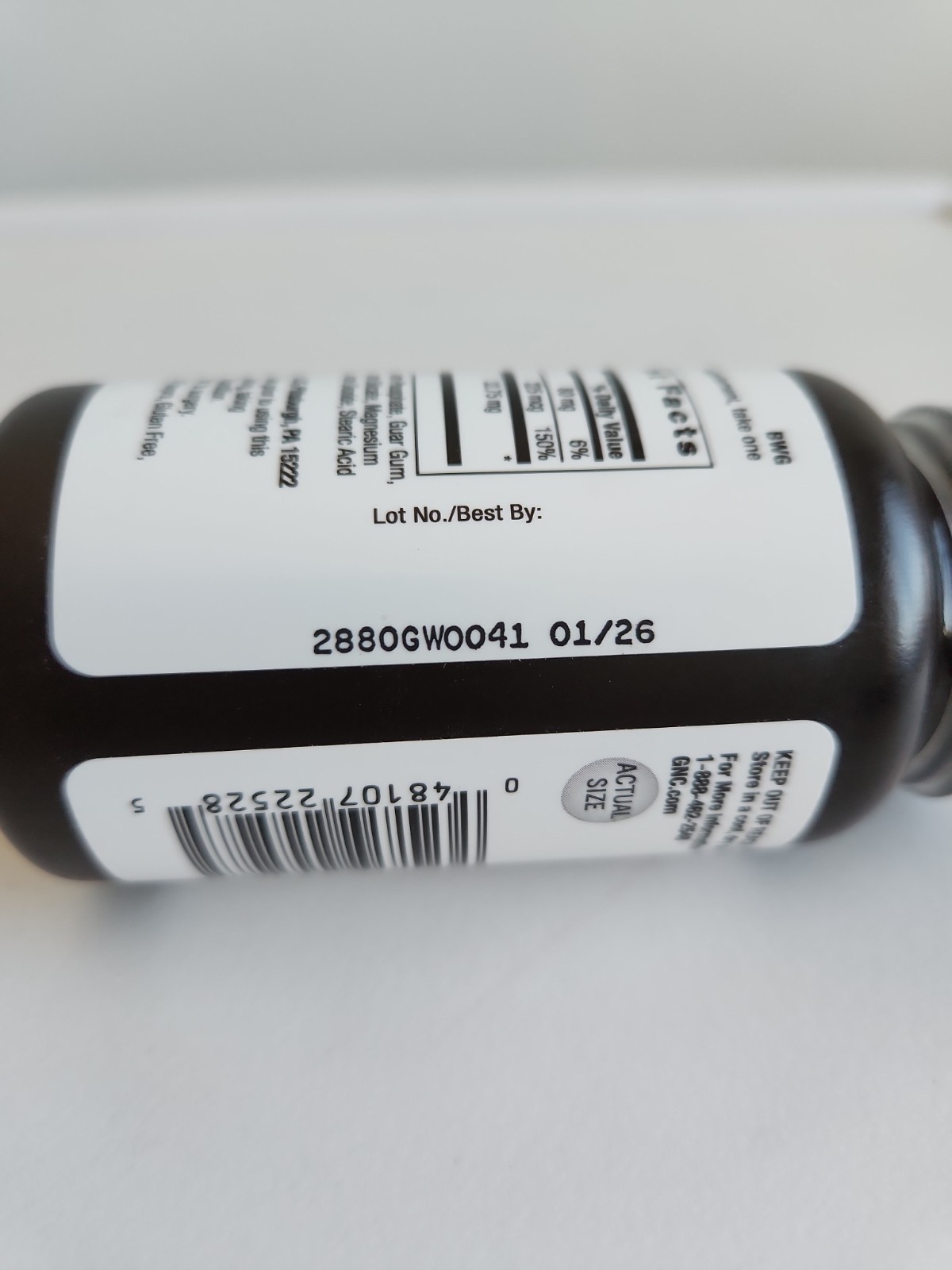 This is a bottle of GNC SuperFoods Kelp vegetarian formula dietary supplements.
