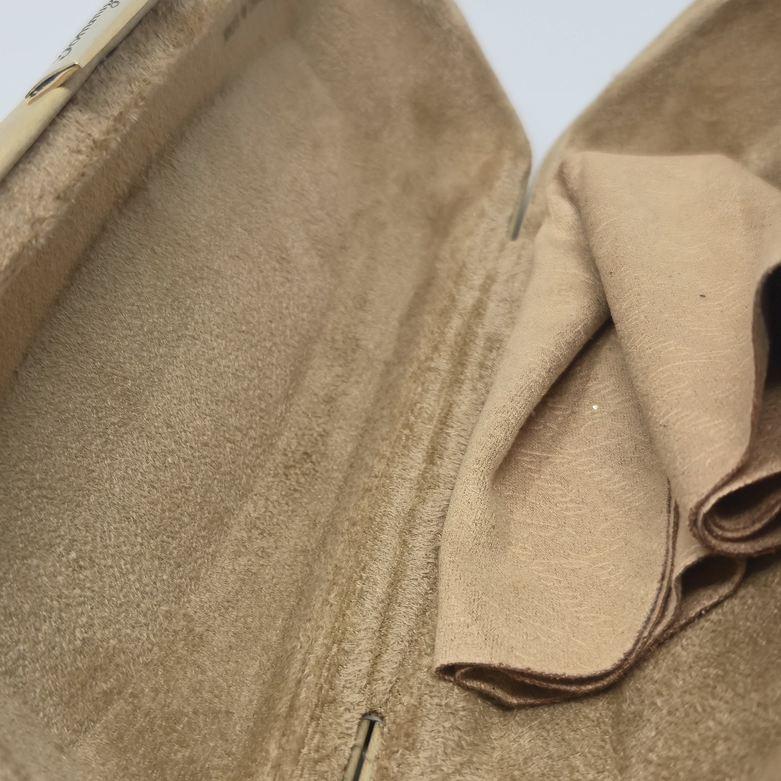 ​Tommy Bahama Sunglasses Case Hard Shell Tan Beige with Branded Cleaning Cloth