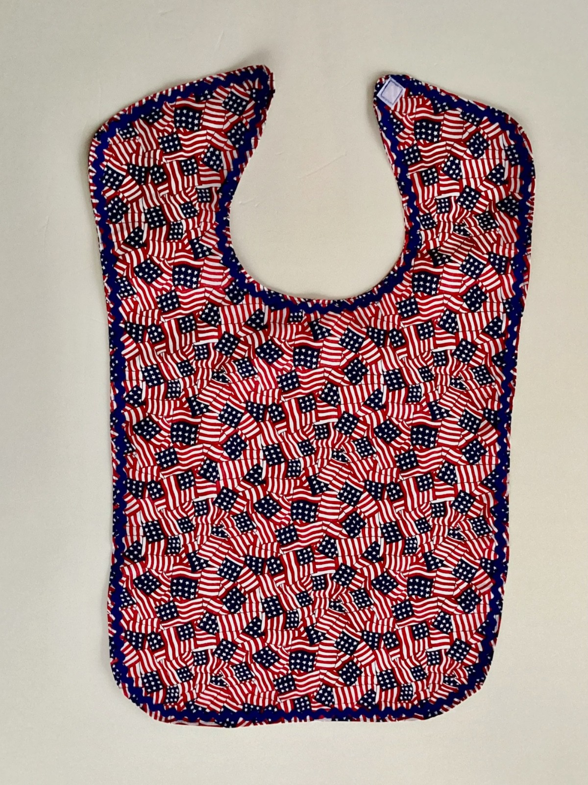 ADULT CLOTHING PROTECTOR/ BIB (UNITED STATES «STARS & STRIPES» FLAGS)