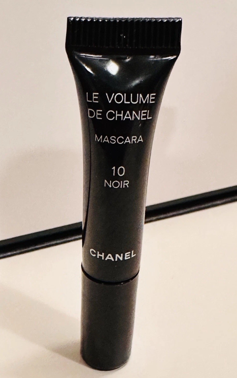CHANEL 4 of Le Volume De Chanel Black Mascara’s #10 Noir Mini Travel Sample