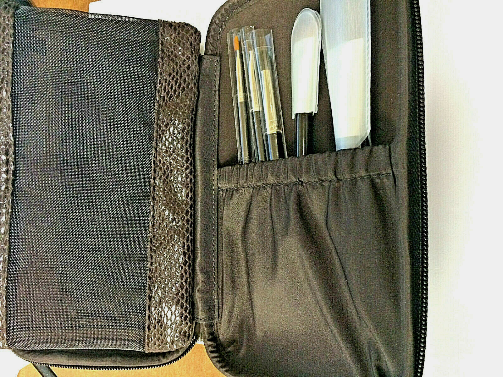 Laura Mercier Deluxe 5 piece Brush Set+Case 8.25″x5″x1.5″small travel bag 2 pack