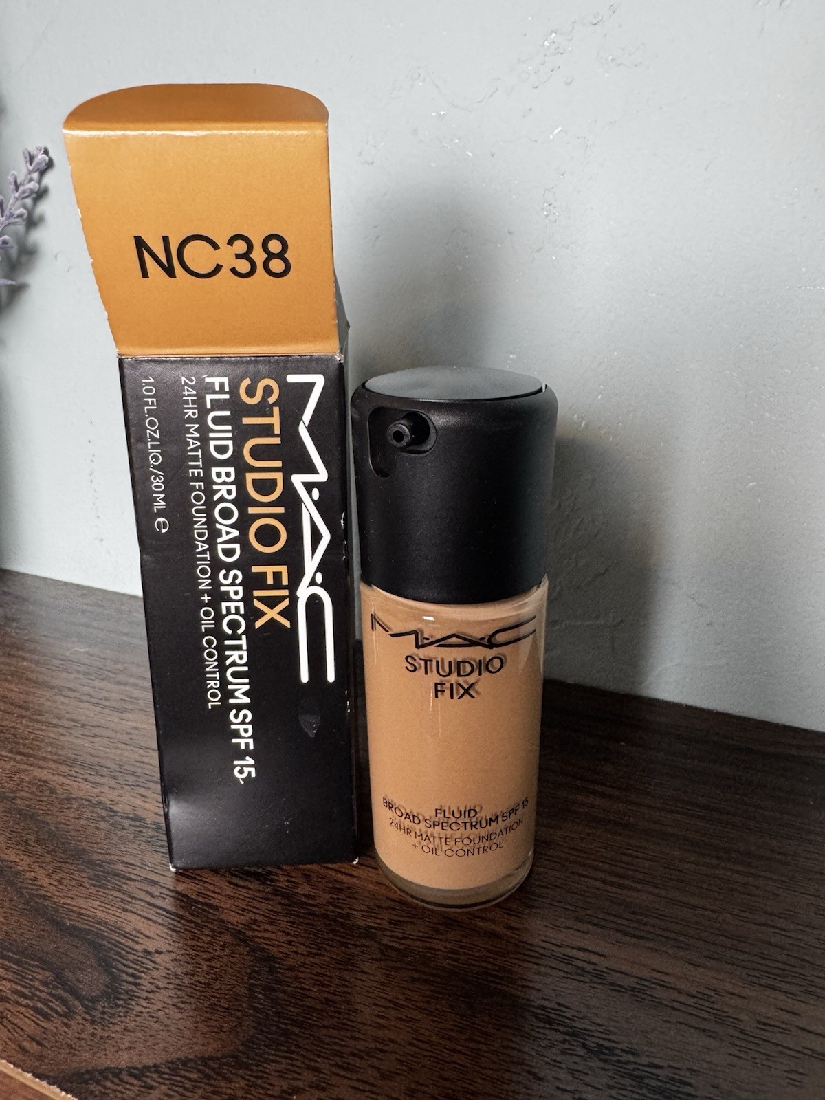 MAC Studio Fix Fluid Broad Spectrum SPF 15 24HR NC38