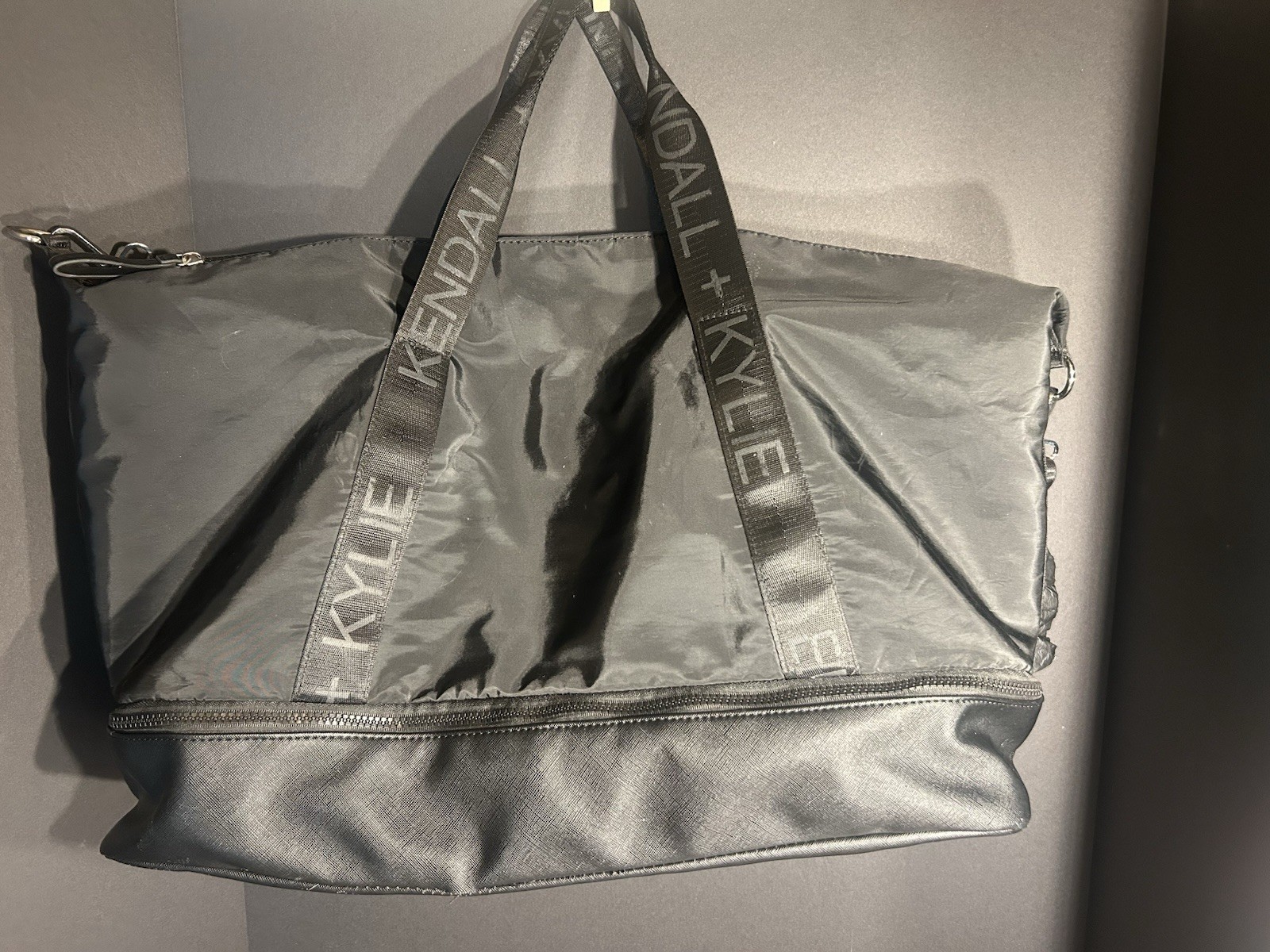Kendall + Kylie Women’s Travel Bag with Small Makeup Pouch Black