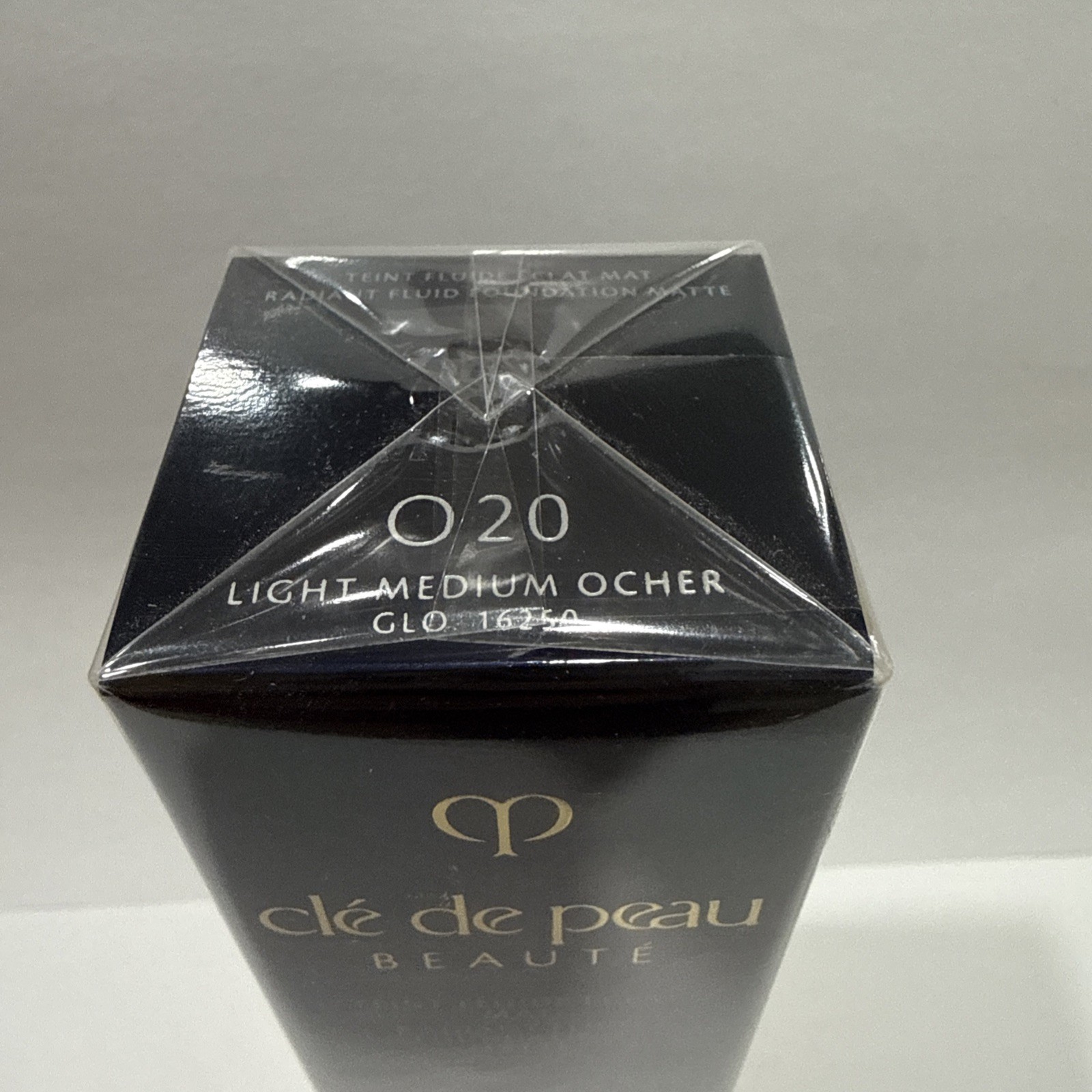 Cle de Peau Beaute Radiant Fluid Foundation Matte O20 /SPF 20 /35ml Full Size