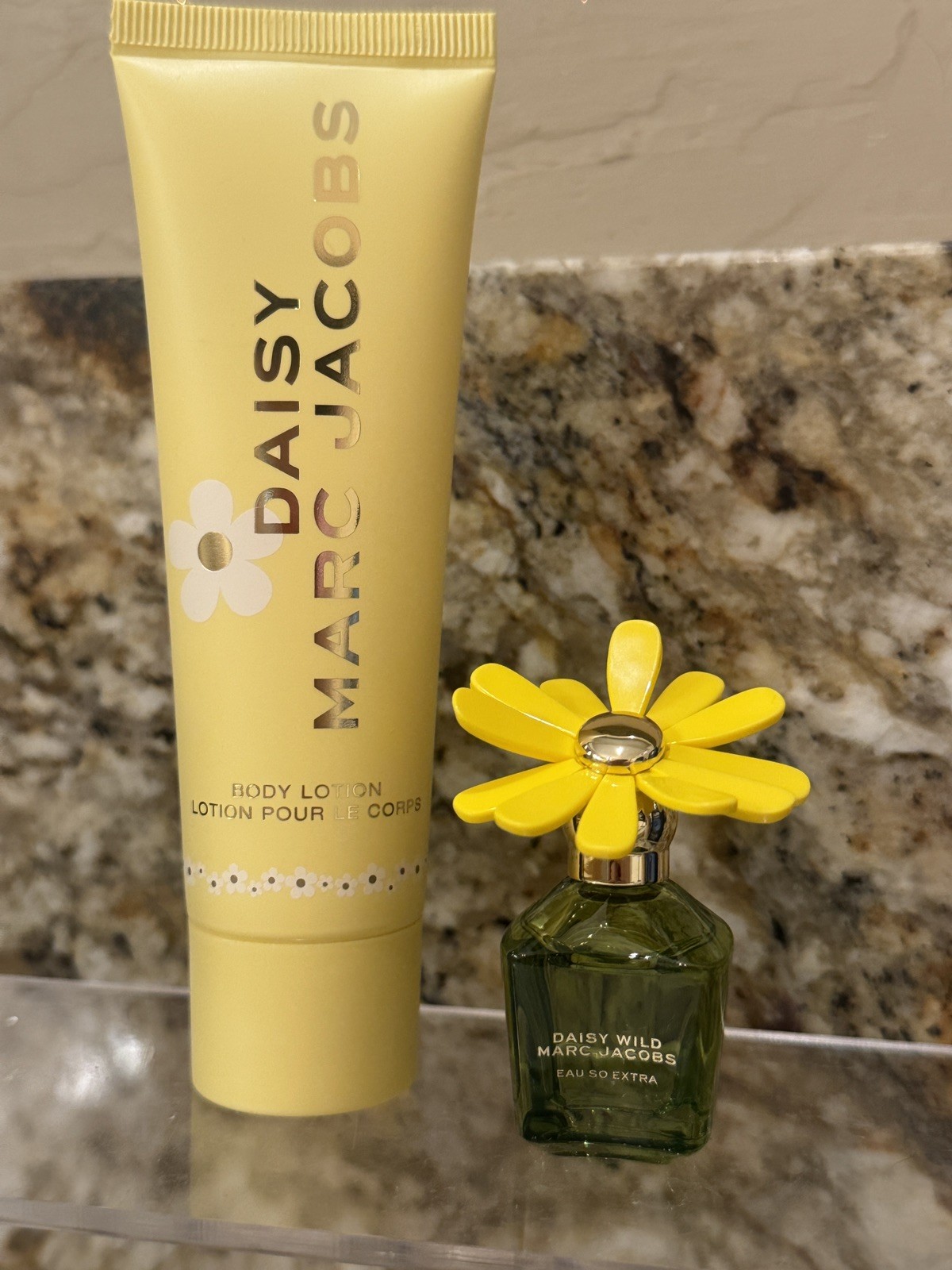 3 Pc Gift Set Daisy Wild Marc Jacobs EDP Mini ~Lotion ~Strawberry Keychain