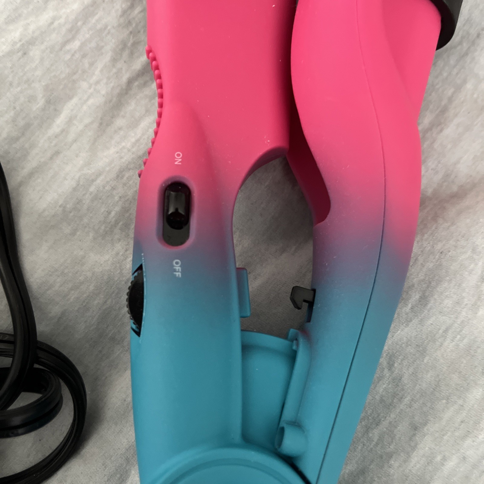 Bed Head TIGI Mess-Behave Sculpted Waves Styler in Pink And Teal