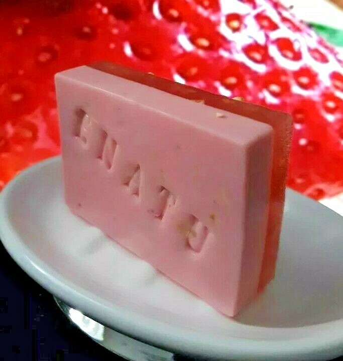 STRAWBERRY AND OATS BEAUTY SOAP 4.5 OZ