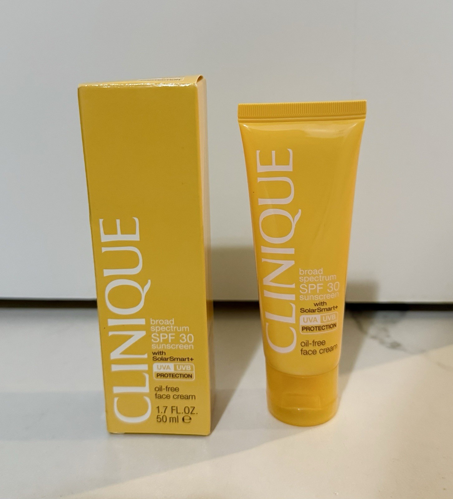 $38 NEW Clinique 1.7 oz 50 ml SPF 30 Sunscreen oil free Face Cream anti wrinkle