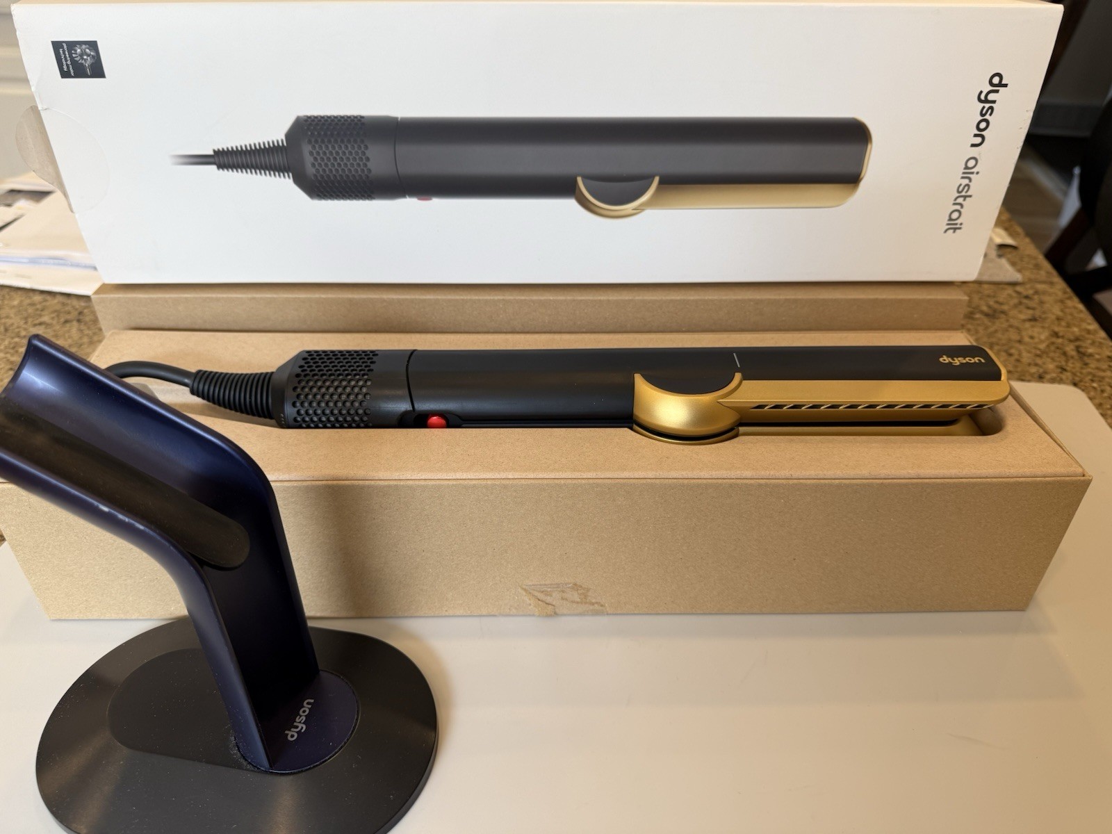 DYSON AIRSTRAIT & DYSON DISPLAY STAND BLACK/GOLD